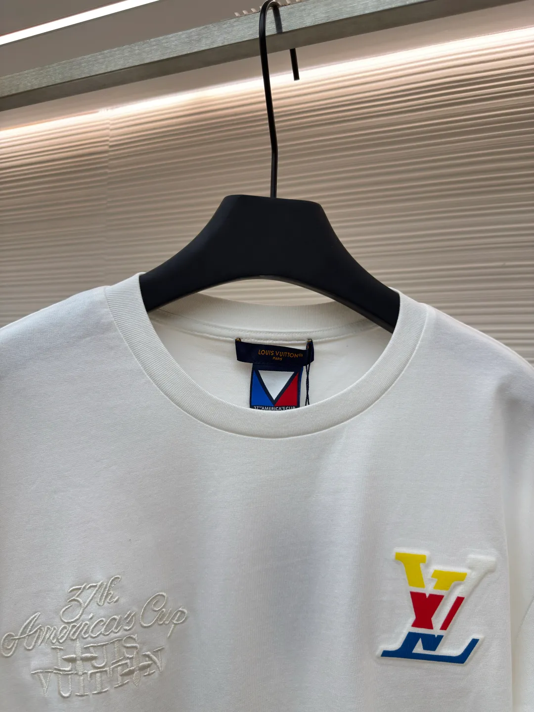 LOUIS VUITTON Colorful embossed embossed T-shirt ●Authentic product: Purchased and developed for 7700 ●Item number: 1680326-A00 ●Material: long-staple cotton fabric ●Technology: embossed embossed production ●Version: fitted version ●Weight: about 275 grams ●Size: S-M-L-XL ●Description: The fabric is made of 40s double-ply long-staple cotton yarn plain fabric, and the fabric surface is treated with dust-free lint technology. The finished fabric is passed through a mercerizing machine to increase the gloss of the fabric. It is matched with 32s double-ply cotton cover silk cylindrical open rib. The front and rear sleeves are screen printed with an eight-claw machine, and the Y pattern is scanned. To make large-scale film stencils, we use a water slurry + glue mixed material for color printing. We open a convex embossing mold according to the printing film, and accurately cut the pieces by hand to emboss the printed letters. The inside is filled with 4-mile-thick sponge material. The front panel is embroidered with a domestic high-speed machine, and the rayon thread is used to embroider the letters. The overall wiring is straight and delicate, the fabric is comfortable and soft, and the color is consistent without color difference. It can be matched with the same style to create a fashionable look and control various occasions. Customized accessories, complete with three standards, same style for men and women!